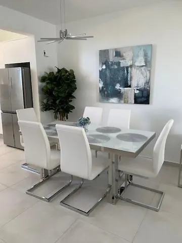 New Luxury Penthouse With Jacuzzi, Bbq And 4 Free Private Beach Passes! 2025 Traveller Award Property! La Laguna