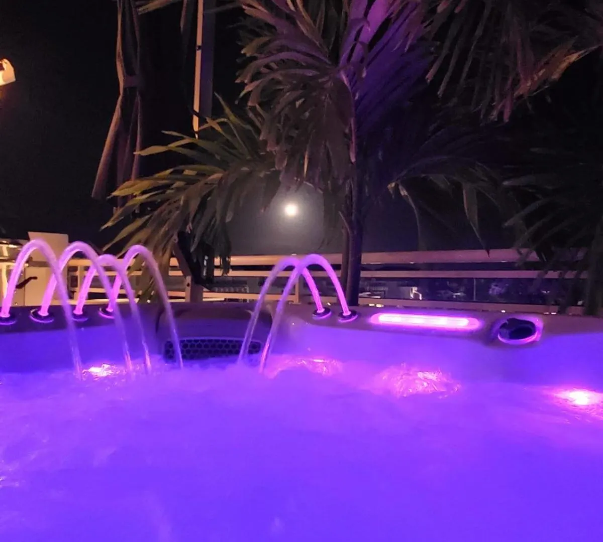 New Luxury Penthouse With Jacuzzi, Bbq And 4 Free Private Beach Passes! 2025 Traveller Award Property! La Laguna