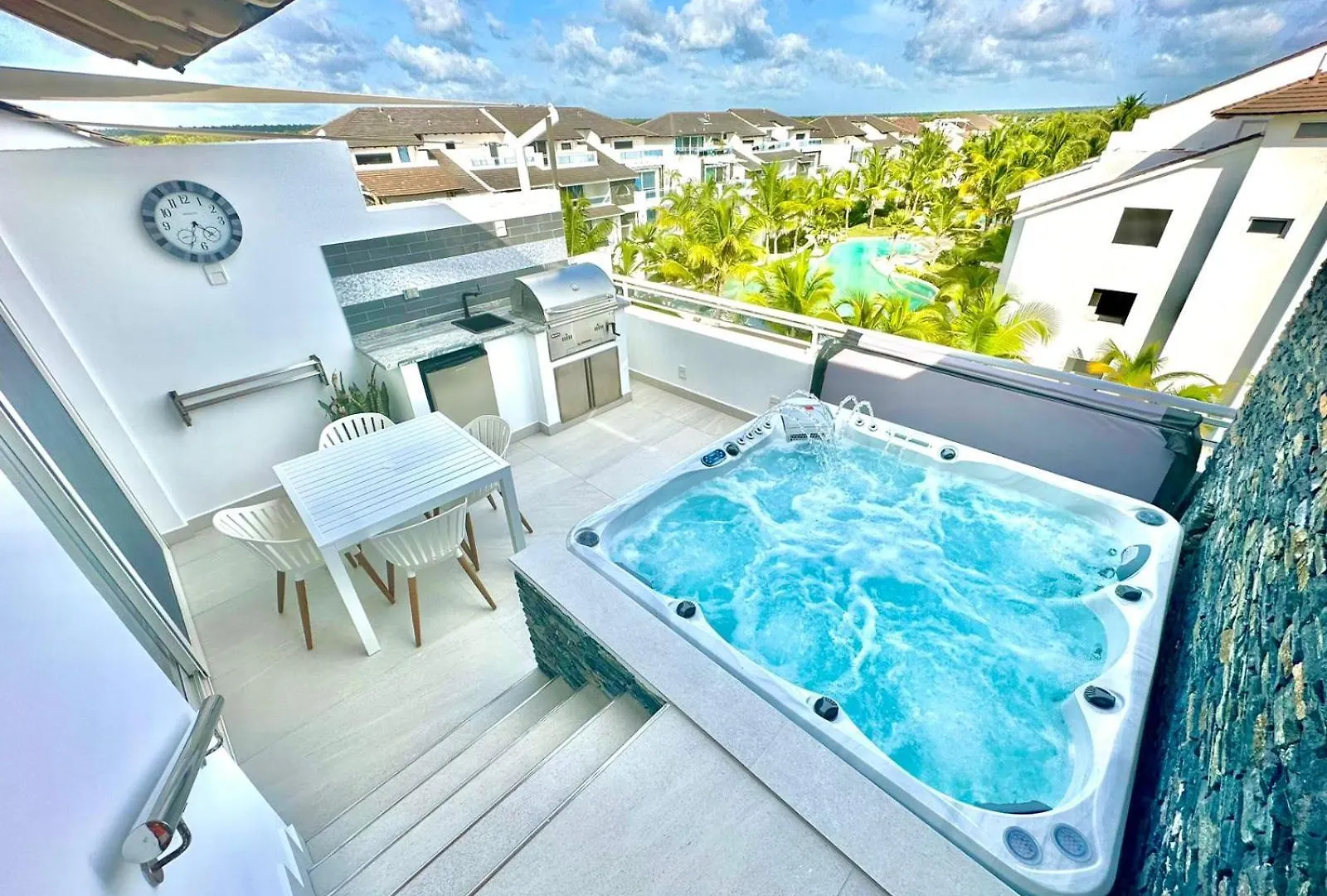 New Luxury Penthouse With Jacuzzi, Bbq And 4 Free Private Beach Passes! 2025 Traveller Award Property! La Laguna